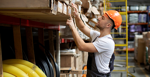 Aplicación de las etiquetas en los artículos del almacén Aplicación de las etiquetas en los artículos del almacén